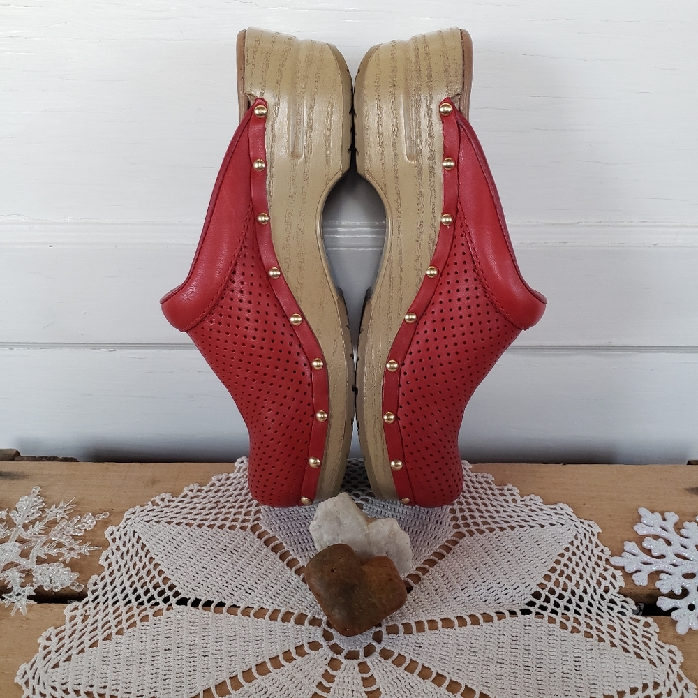⚘AvaiLable⚘inQuire!⚘RED Dansko Pro Sonja Perforated Honey Clogs Brass Studs Boho - Picture 6 of 13
